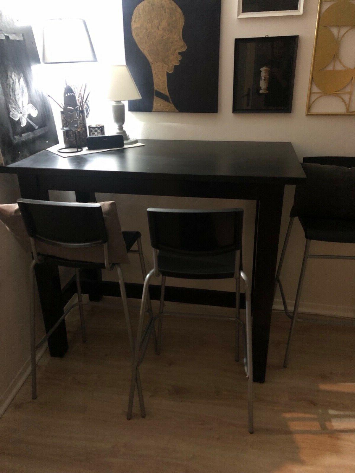 arredamento tavolo bar isola con sedie in