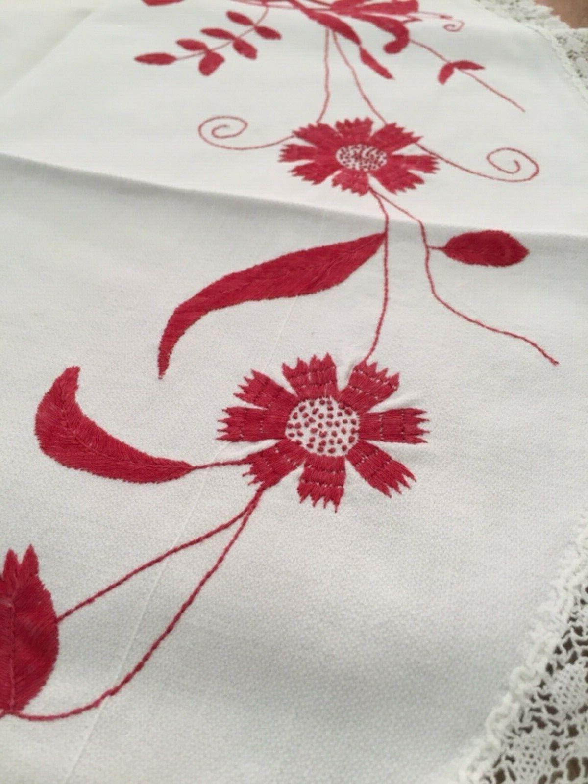 centro tavolo ovale fatto di ricamo a