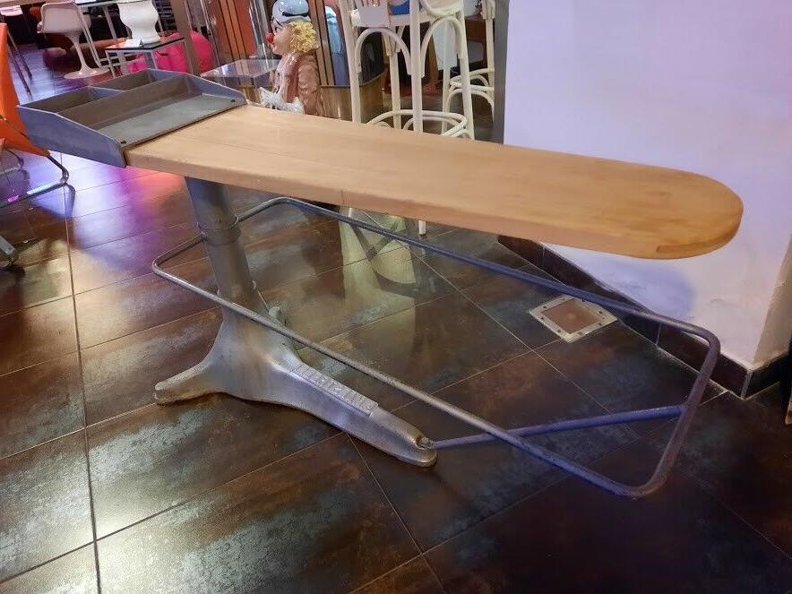 industriale vecchio asse da stiro