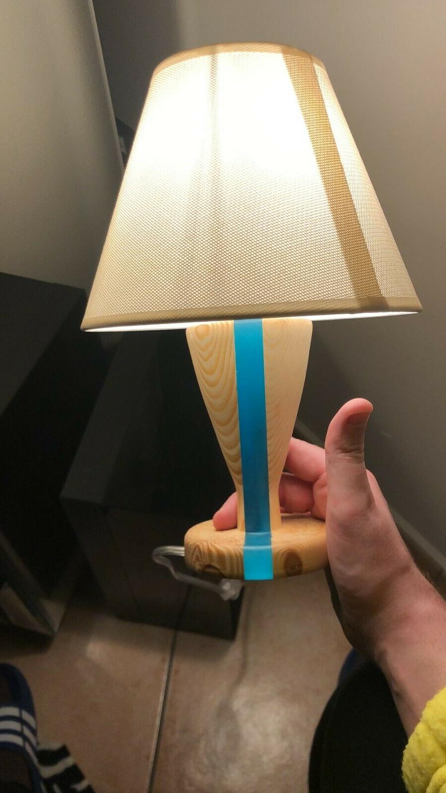 lampada da tavolo con piedistallo in legno