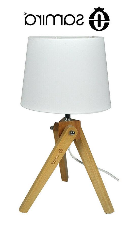 lampada da tavolo con treppiede in legno