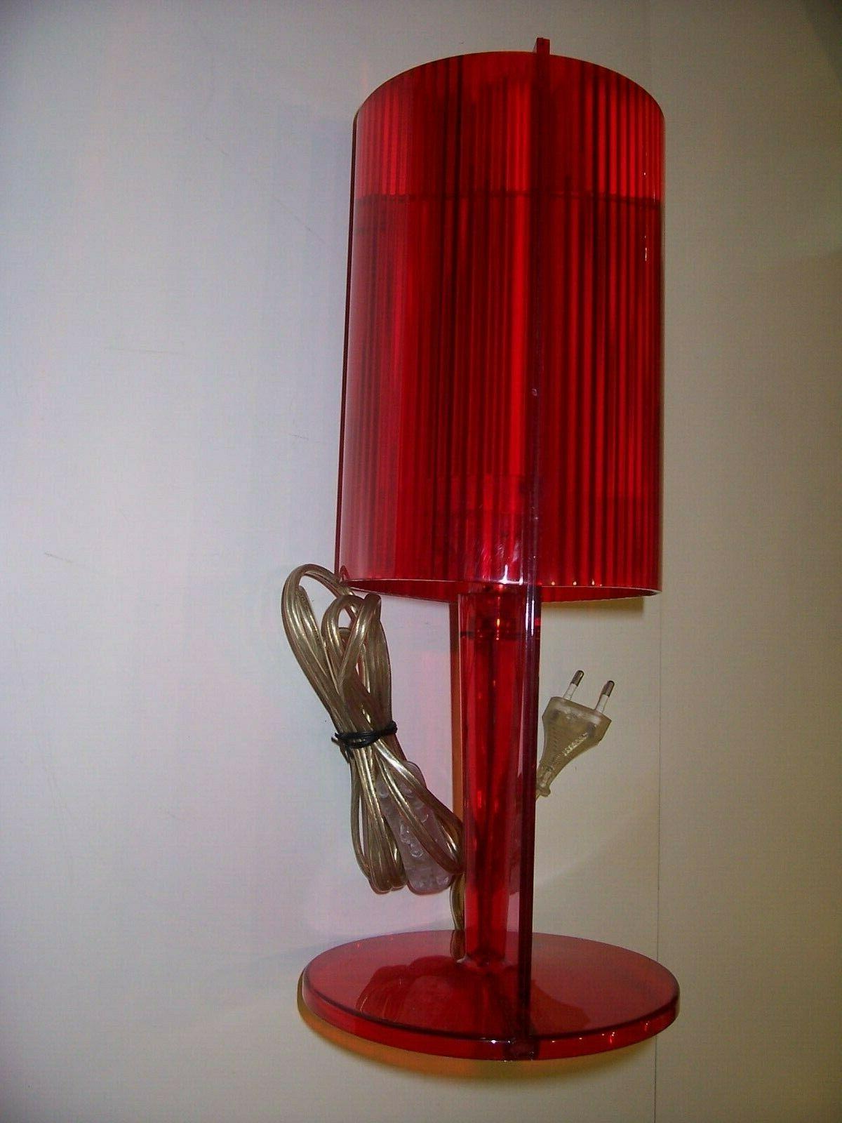 lampada da tavolo in policarbonato rosso trasparente