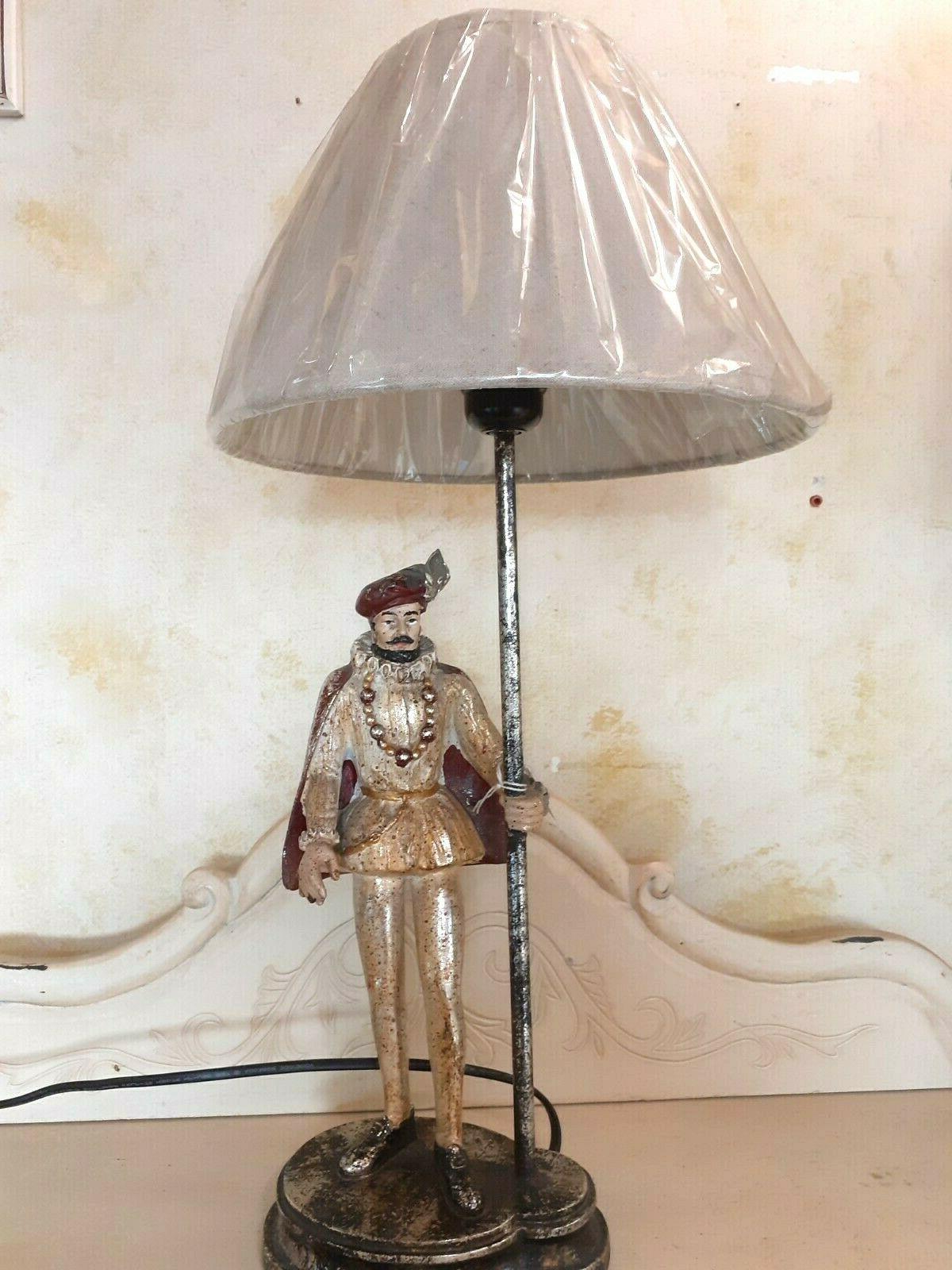 lampada da tavolo messere uomo medioevale con