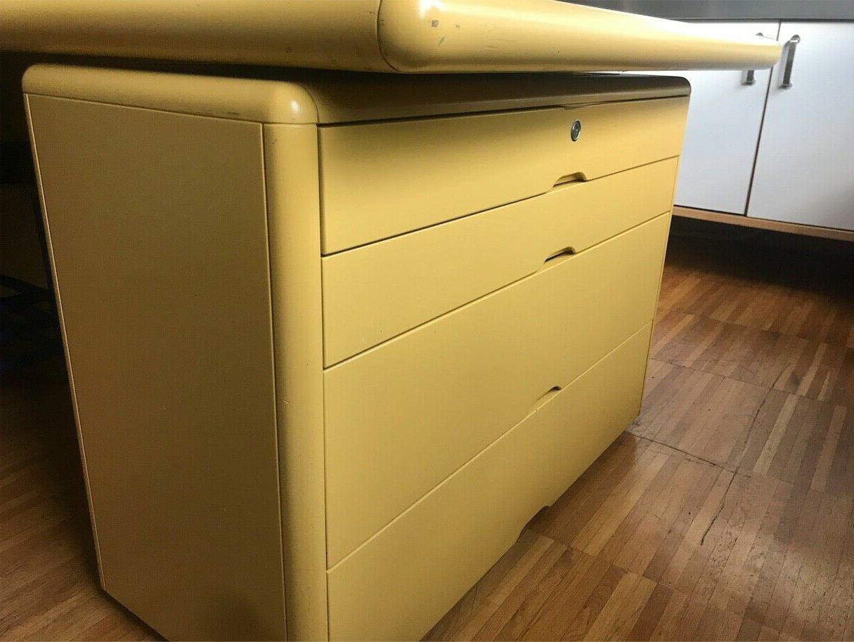 lungo tavolo giallo in legno massello con