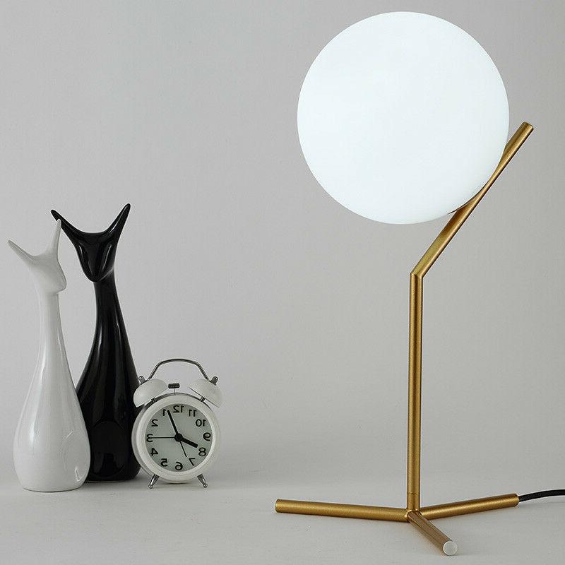 moderno bianco palla di vetro e tripod