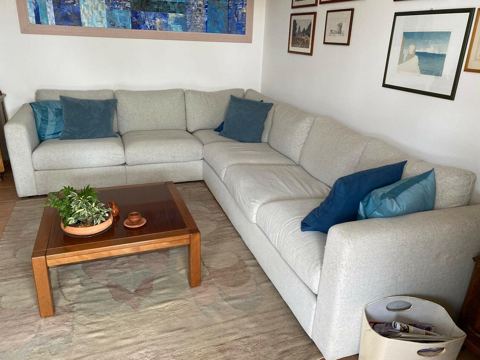 salotto divano ad angolo e tavolino