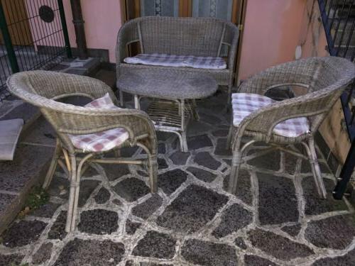 set tavolo e sedie da giardino