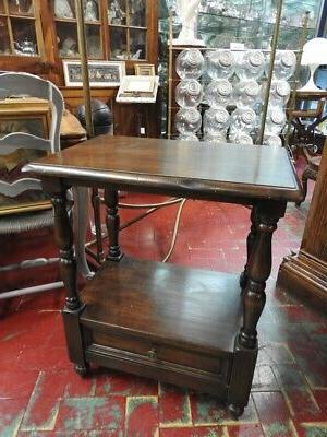 tavolino rustico in legno con cassetto piccolo