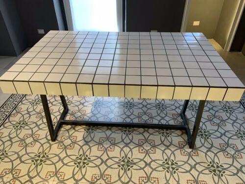tavolo alto con piastrelle