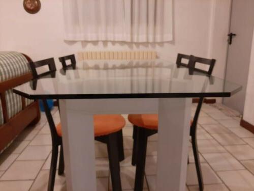 tavolo cristallo con 4 sedie coordinate