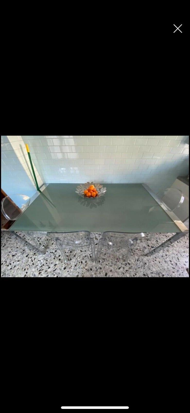 tavolo da cucina in acciaio e vetro