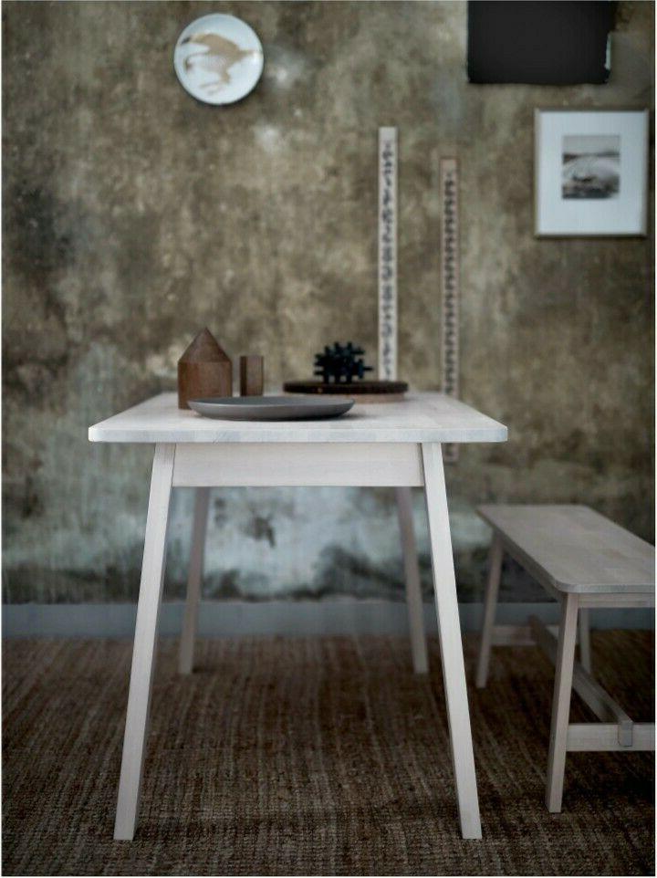 tavolo da pranzo quadrato e due sgabelli