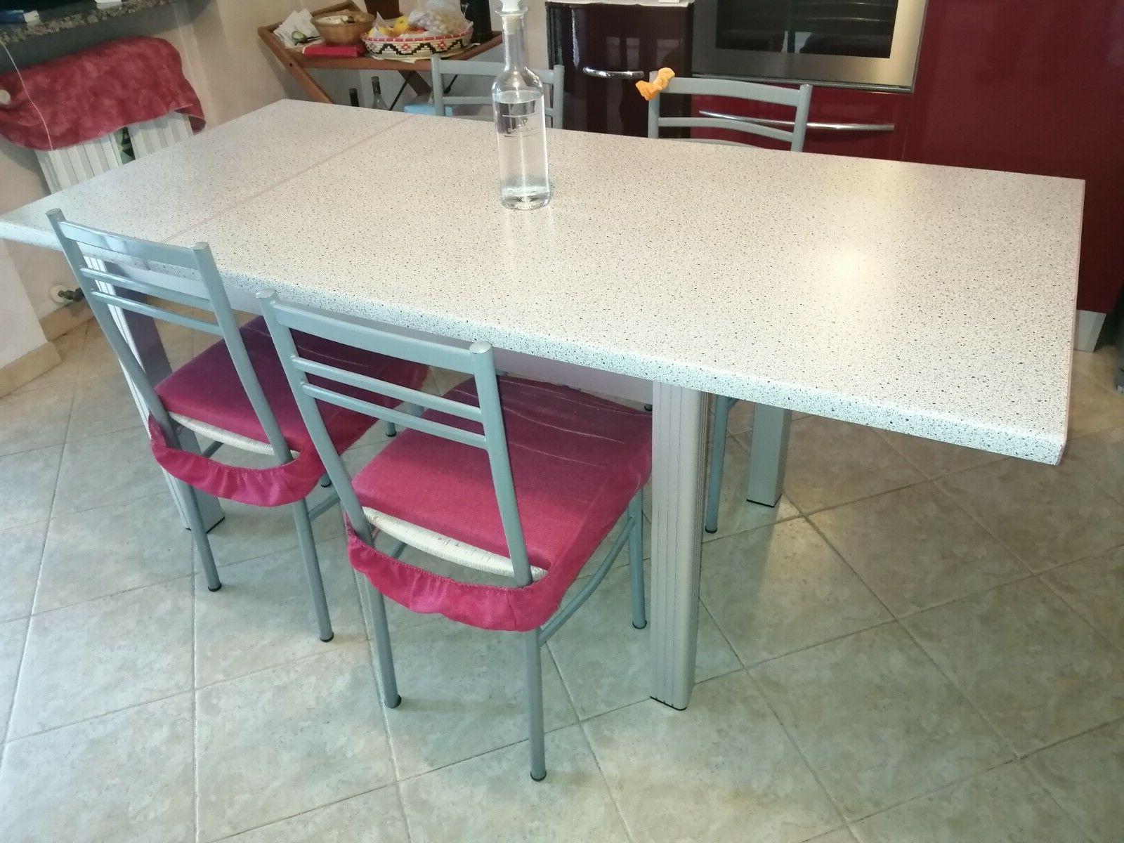 tavolo da soggiorno cucina con quattro sedie