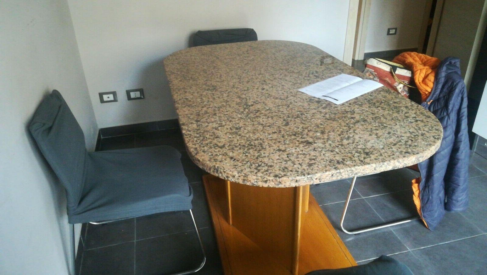 tavolo di marmo grigio con base in