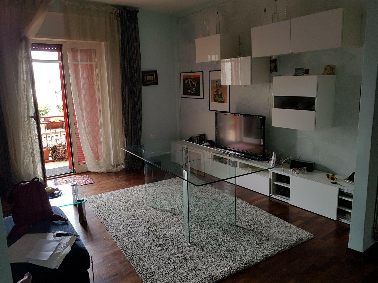 tavolo e piu basi di cristallo in