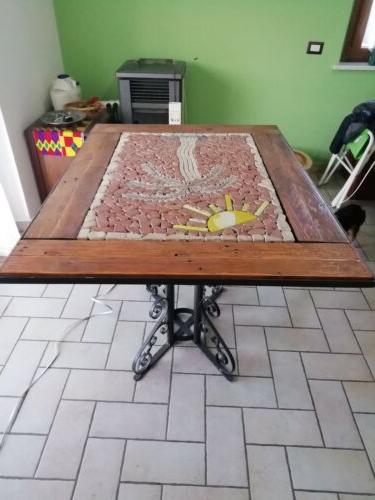 tavolo ferro battuto legno intarsiato mosaico 90