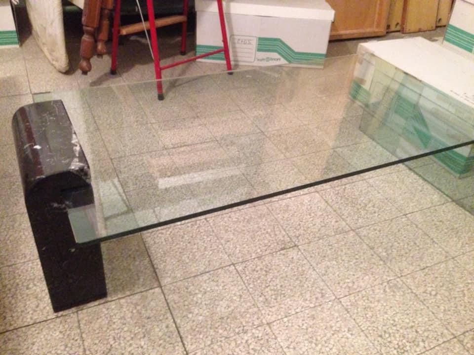 tavolo in cristallo con base in marmo