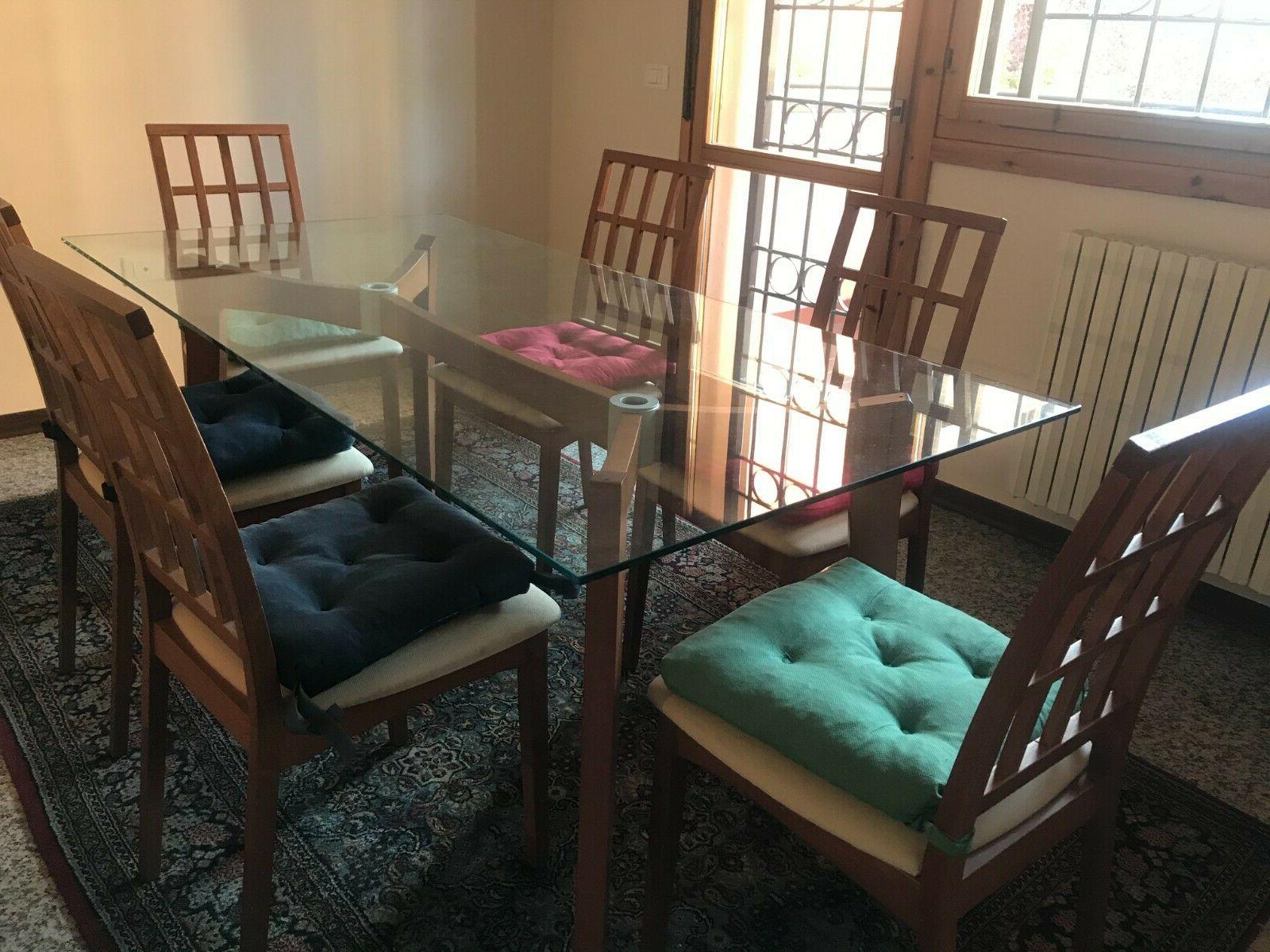 tavolo in cristallo senza segni e sedie