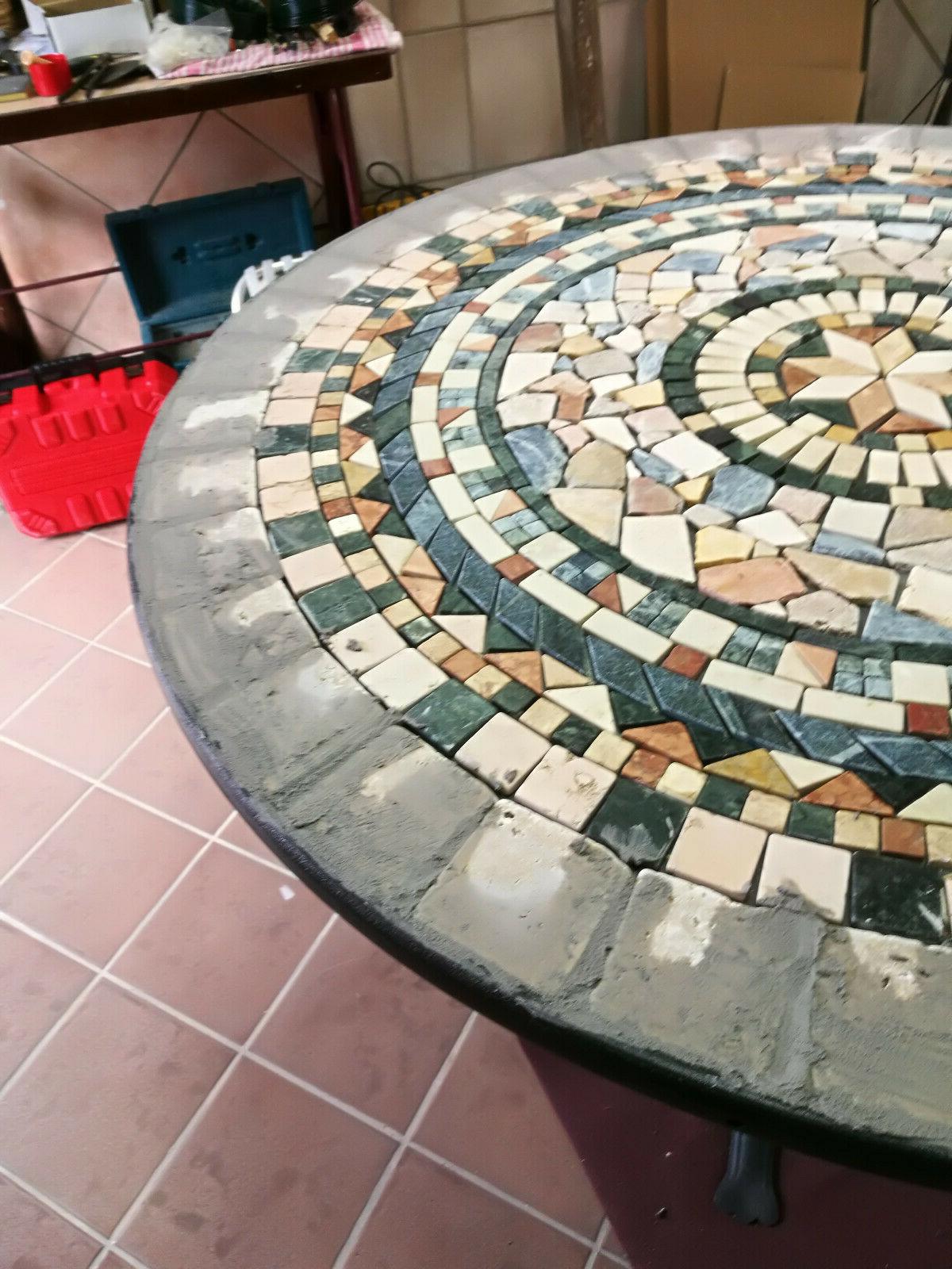 tavolo in ferro battuto e mosaico
