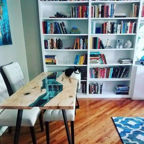 tavolo in legno e resina