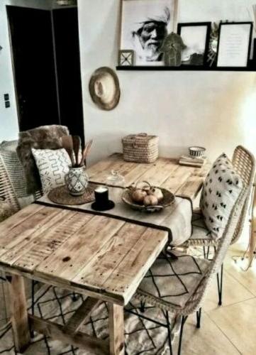 tavolo in legno massello con effetti anticati