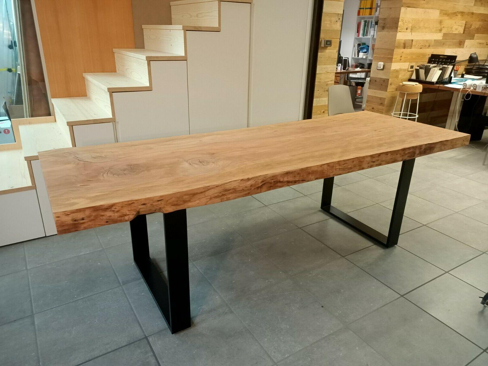 tavolo in legno massello e gambe in