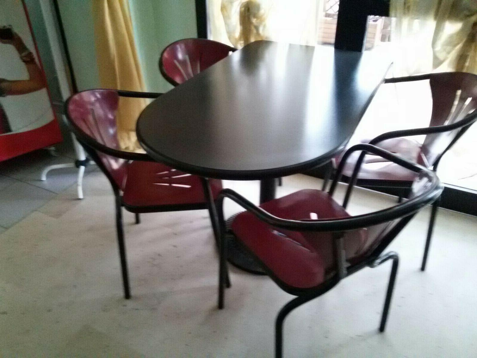 tavolo nero compreso di n 4 sedie