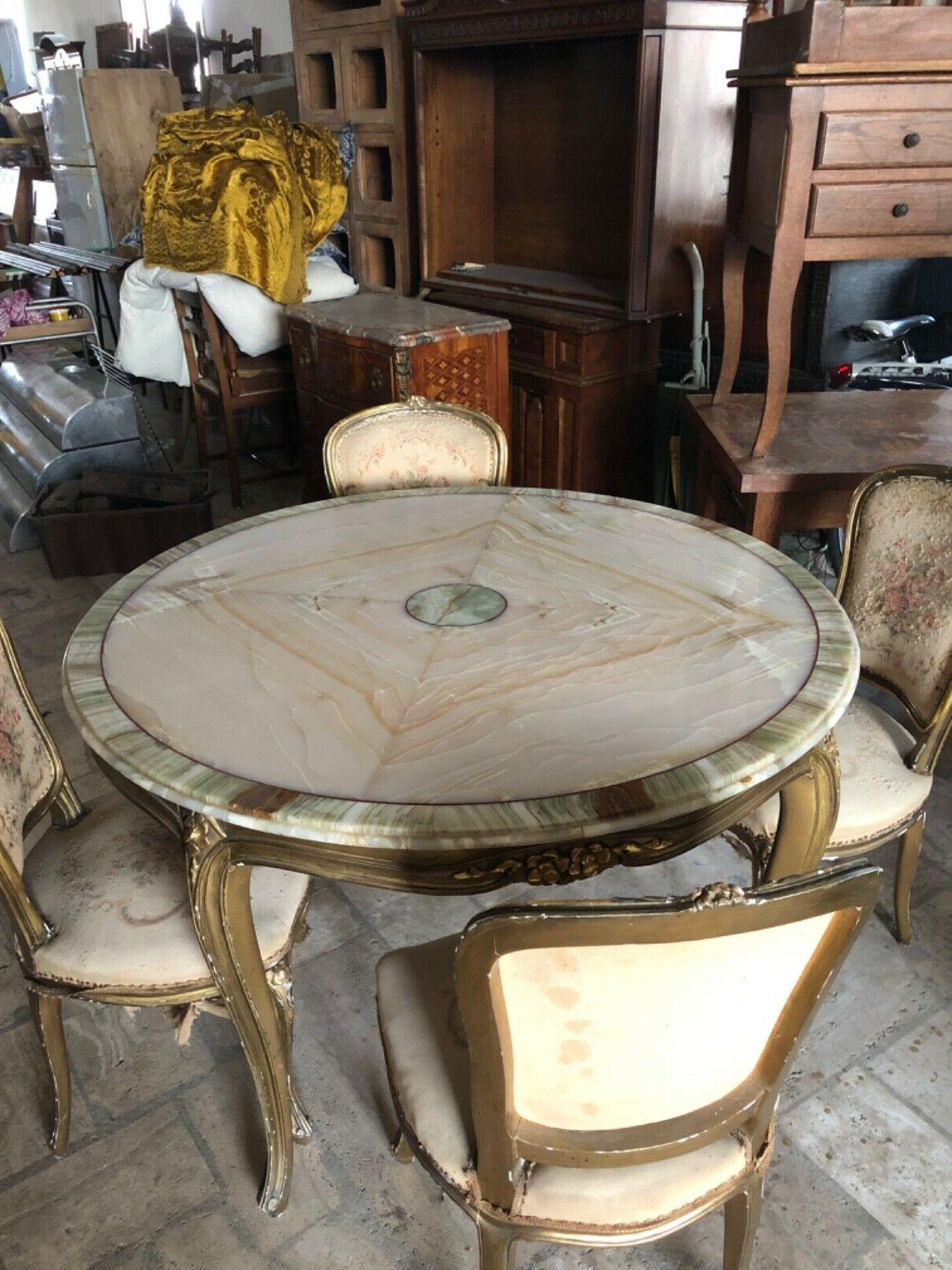 tavolo rotondo con sedie