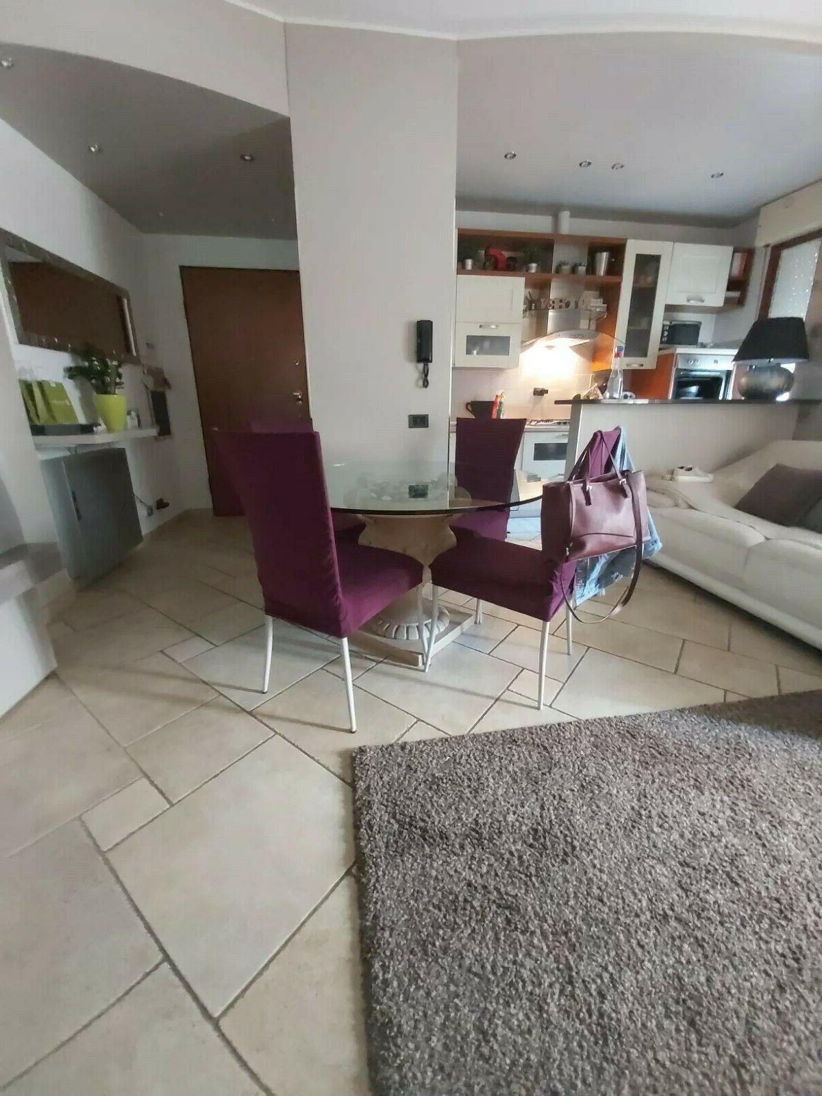 tavolo rotondo in vetro con piedistallo