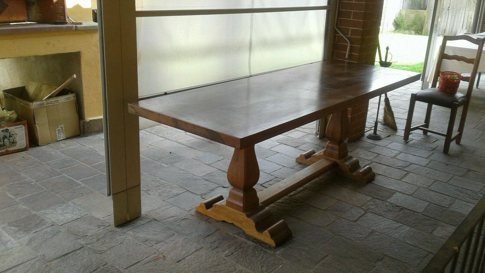 vendesi tavolo in legno massiccio